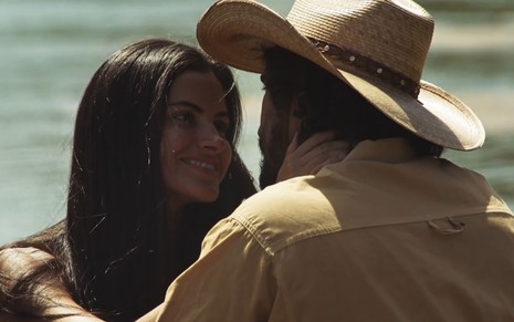 Leticia Salles, caracterizada como Filó, encara Renato Góes, o José Leôncio, com um sorriso em cena da novela Pantanal