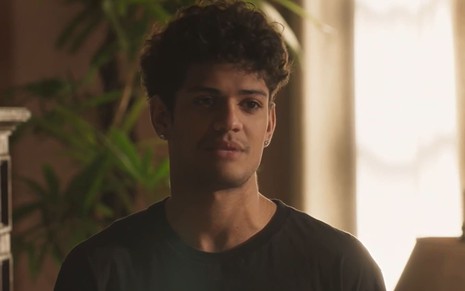 Gabriel Santana, caracterizado como Renato, dá um sorriso sacana em cena de Pantanal