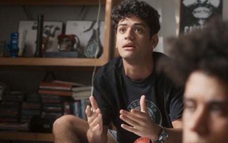 Renato (Gabriel Santana) está sentado em quarto e tem expressão de raiva em Pantanal