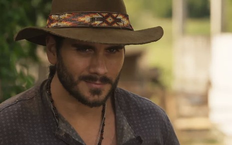 O ator Gabriel Sater caracterizado como Trindade em cena de Pantanal
