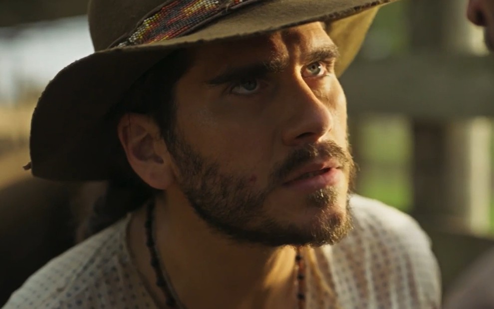 Gabriel Sater está caracterizado como seu personagem de Pantanal, com roupa de peão e chapéu