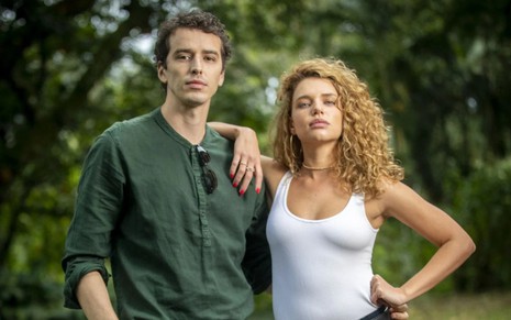 Gabriel Stauffer, caracterizado como Gustavo, e Bruna Linzmeyer, a Madeleine), posam abraçados em ensaio de divulgação de Pantanal
