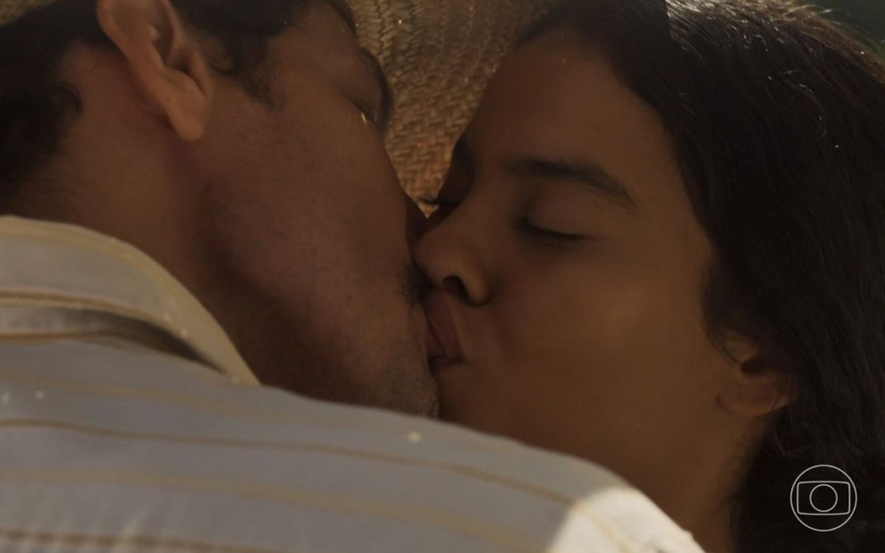 Tibério (Guito) e Muda (Bella Campos) se beijam em cena de Pantanal