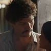 Tibério (Guito) beija a testa de Muda (Bella Campos) em cena de Pantanal, novela das nove da Globo