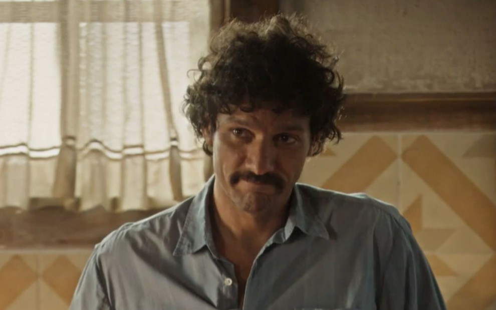Guito grava cena com expressão séria, como Tibério de Pantanal, novela das nove da Globo