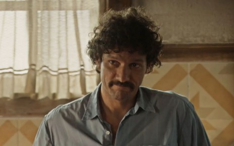 Guito grava cena com expressão séria, como Tibério de Pantanal, novela das nove da Globo
