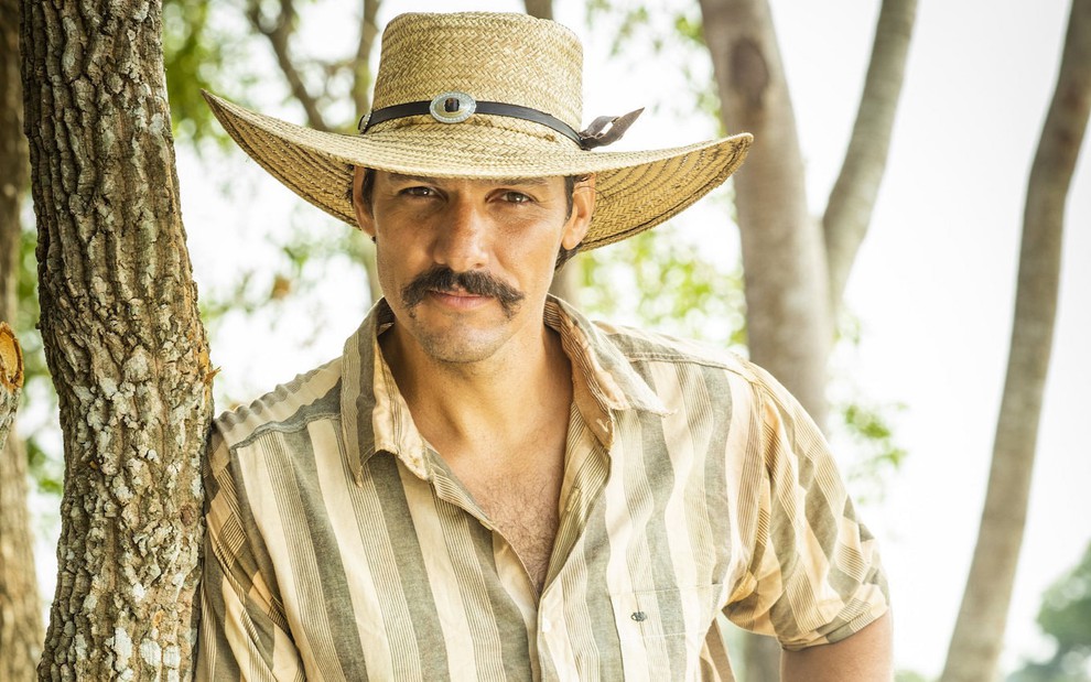 O ator e violeiro Guito caracterizado com chapéu e figurino do peão Tibério, seu personagem em Pantanal, próxima novela das nove da Globo