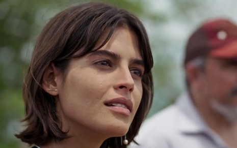 Julia Dalavia em cena de Pantanal: atriz está em close e olha para alguém fora do quadro