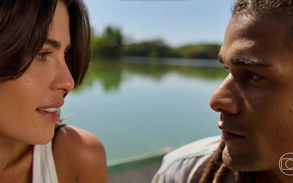Os atores Julia Dalavia e Lucas Leto se encaram em cena na novela Pantanal