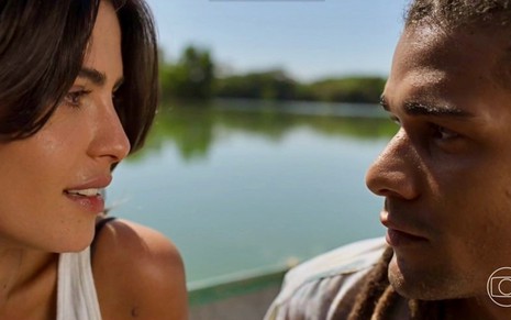 Os atores Julia Dalavia e Lucas Leto em cena na novela Pantanal