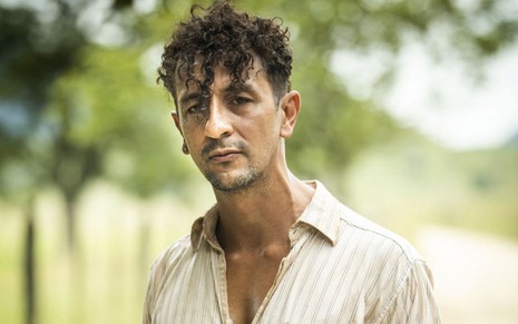 O ator Irandhir Santos aparece caracterizado como seu novo personagem em Pantanal, usando os cabelos cacheados