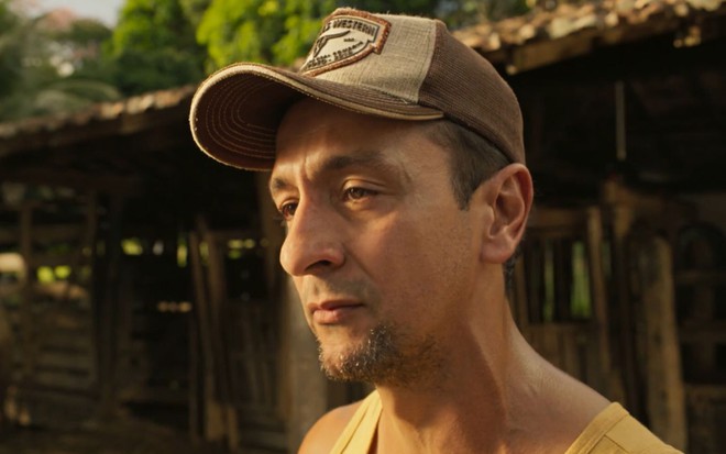 Irandhir Santos grava cena com expressão triste, como José Lucas em Pantanal