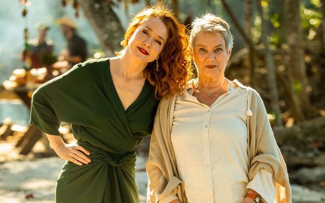 Camila Morgado posa ao lado de Selma Egrei nos bastidores de gravação de festa de Pantanal, novela das nove da Globo