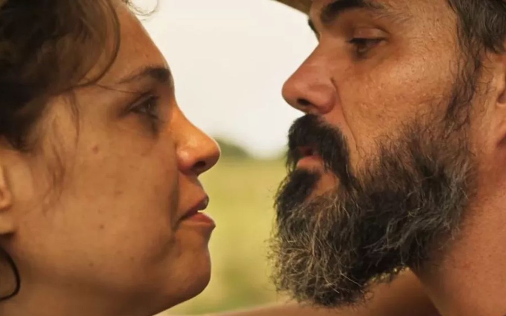 Maria Bruaca (Isabel Teixeira) encara Alcides (Juliano Cazarré) em cena de Pantanal, novela das nove da Globo