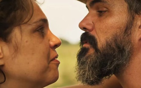 Maria Bruaca (Isabel Teixeira) encara Alcides (Juliano Cazarré) em cena de Pantanal, novela das nove da Globo
