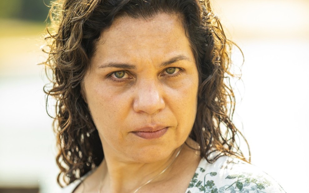 Isabel Teixeira, caracterizada como Maria Bruaca, exibe rosto sem maquiagem e cachos soltos para ensaio fotográfico de Pantanal