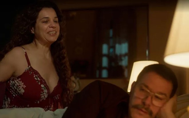 Maria Bruaca (Isabel Teixeira) está de camisola e cabelos soltos do lado de Tenório (Murilo Benício) em cena de Pantanal, novela das nove da Globo