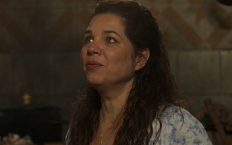 Isabel Teixeira grava cena com expressão séria, como Maria Bruaca em Pantanal
