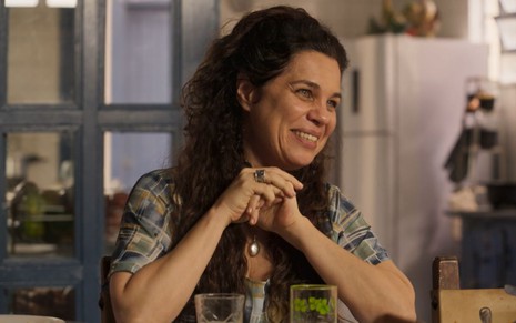 Isabel Teixeira grava cena sorrindo, como Maria Bruaca em Pantanal
