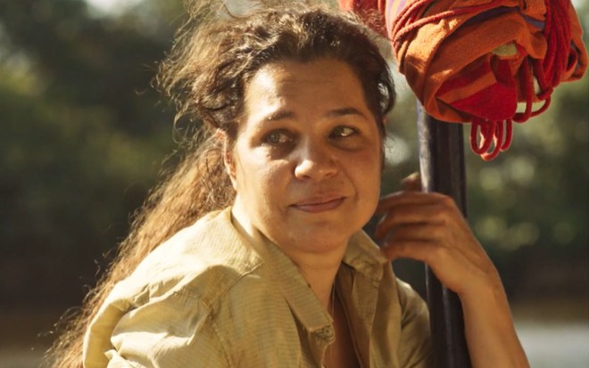 Isabel Teixeira grava cena com expressão triste, como Maria Bruaca em Pantanal