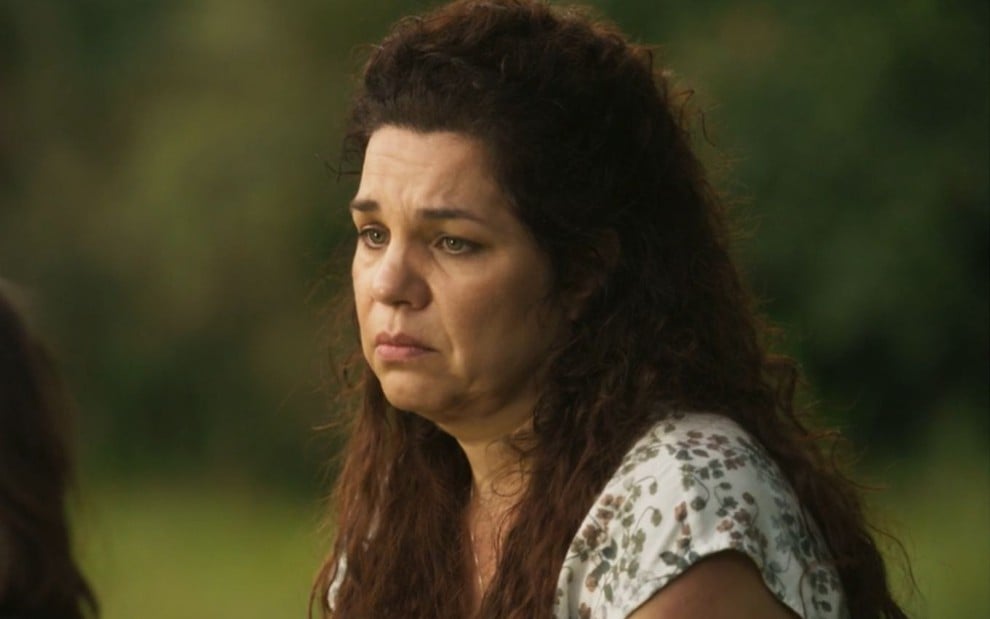 Isabel Teixeira grava cena com expressão triste, como Maria Bruaca em Pantanal