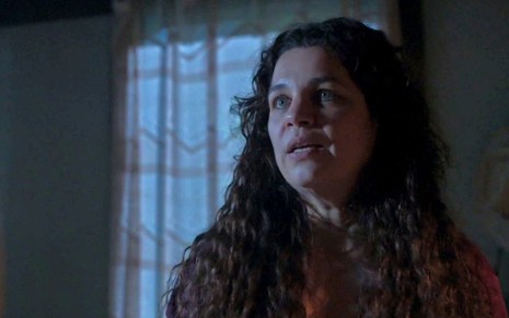 Maria Bruaca (Isabel Teixeira) está de camisola e cabelos soltos em cena de Pantanal, novela das nove da Globo