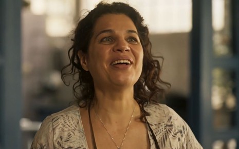 Maria Bruaca (Isabel Teixeira) sorri em cena de Pantanal, novela das nove da Globo