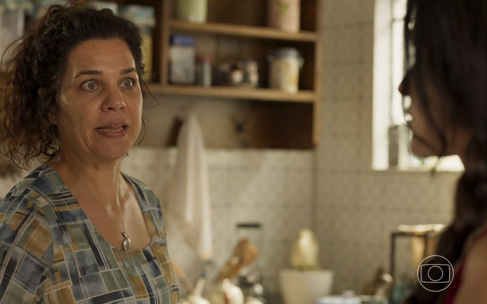 Maria Bruaca (Isabel Teixeira) tem expressão de espanto em cena de Pantanal, novela das nove da Globo