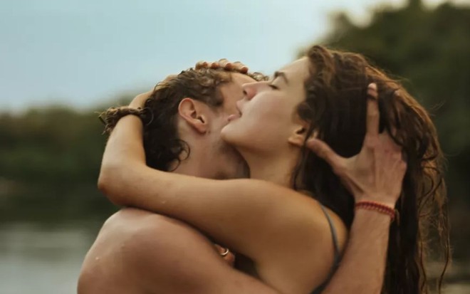 Jove (Jesuita Barbosa) e Juma (Alanis Guillen) se abraçam em cena de Pantanal