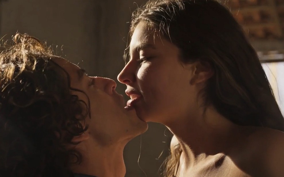 Jove (Jesuita Barbosa) e Juma (Alanis Guillen) em cena de sexo da novela Pantanal, da Globo