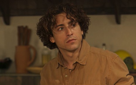 O ator Jesuita Barbosa olha para o lado com cara de emburrado em cena da novela Pantanal