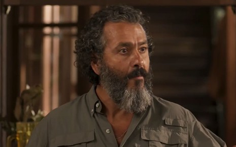 Marcos Palmeira caracterizado como José Leôncio: ator tem cabelos e barba longos e grisalhos; ele demonstra exasperação em cena de Pantanal