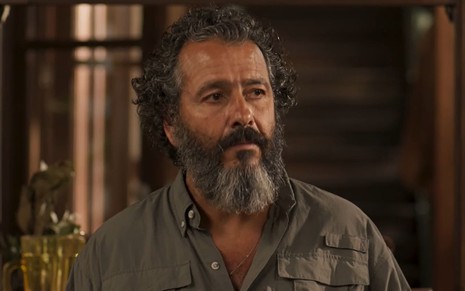 Marcos Palmeira, caracterizado como José Leôncio, tem a expressão contrariada em cena de Pantanal
