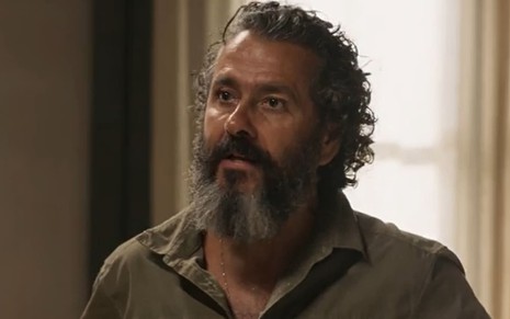 Marcos Palmeira, caracterizado como José Leôncio, tem a expressão contrariada --as sobrancelhas franzidas, a boca apertada-- em cena de Pantanal