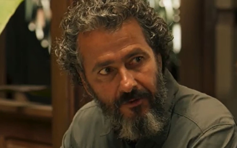 Marcos Palmeira caracterizado como José Leôncio; o ator tem a expressão fechada --as sobrancelhas estão franzidas, a boca apertada-- em cena de Pantanal