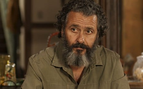 Marcos Palmeira, caracterizado como José Leôncio, tem a expressão carrancuda em cena de Pantanal