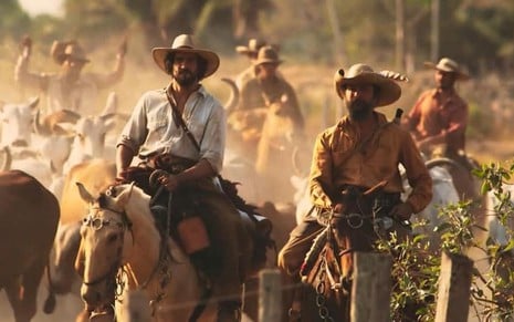 Ator Renato Góes surge sobre cavalo em cena de Pantanal