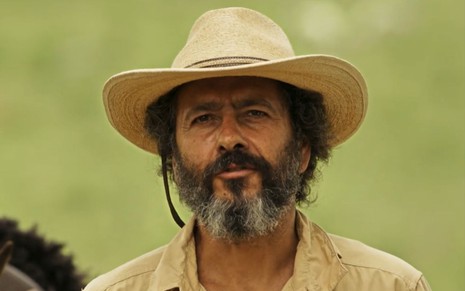 Marcos Palmeira grava cena com expressão séria, como José Leôncio em Pantanal