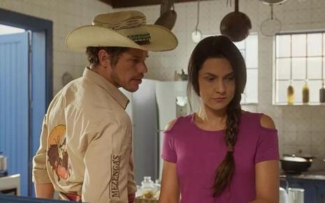 Tadeu (José Loreto) está ao lado de Zefa (Paula Barbosa) em cozinha em cena de Pantanal, novela das nove da Globo
