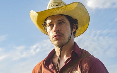 O ator José Loreto caracterizado como Tadeu em cena de Pantanal