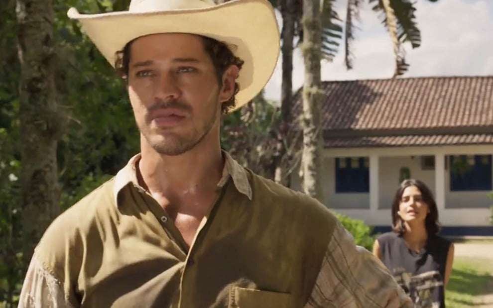 O ator José Loreto caracterizado como o Tadeu em cena de Pantanal