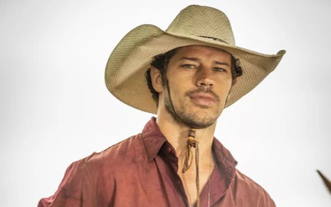 José Loreto caracterizado como Tadeu em foto de divulgação de Pantanal: ator está com chapéu de boiadeiro