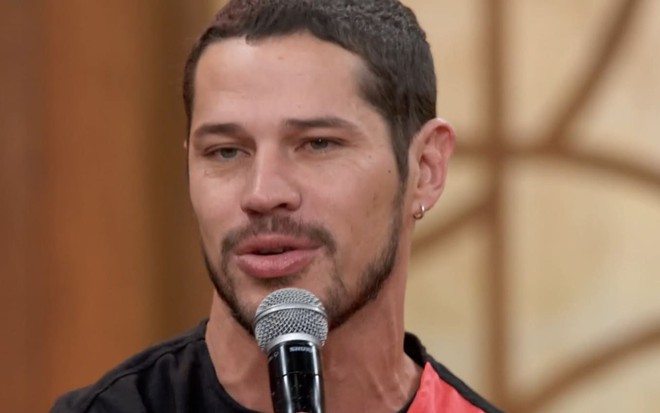 José Loreto dá um leve sorriso em cena de Pantanal