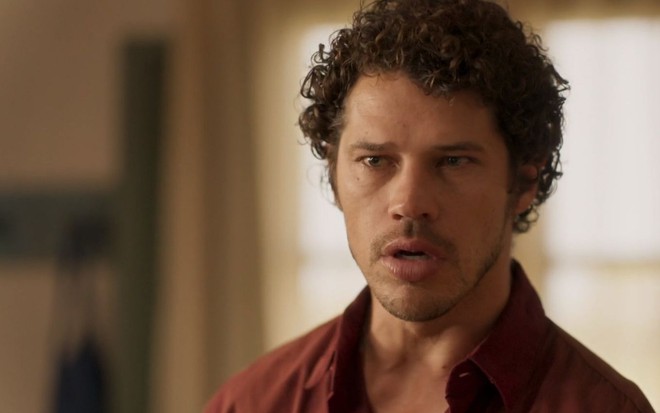 Tadeu (José Loreto) tem expressão de espanto em cena de Pantanal, novela das nove da Globo