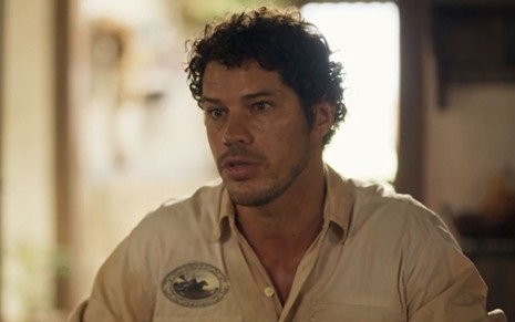 Tadeu (José Loreto) está sentado à mesa em cena de Pantanal, novela das nove da Globo