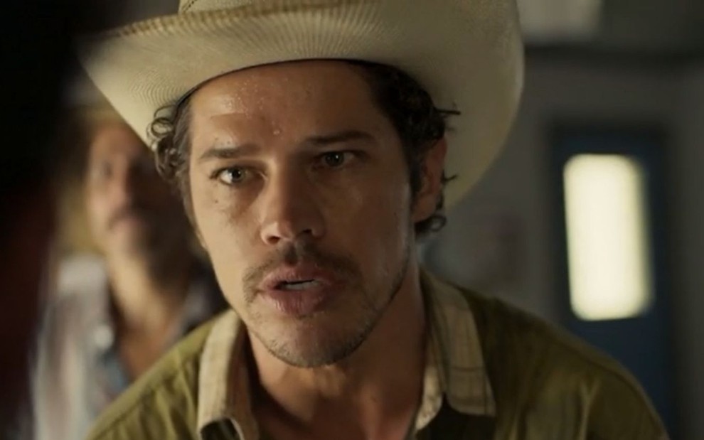 Tadeu (José Loreto) aparenta estar com raiva em cena de Pantanal, novela das nove da Globo