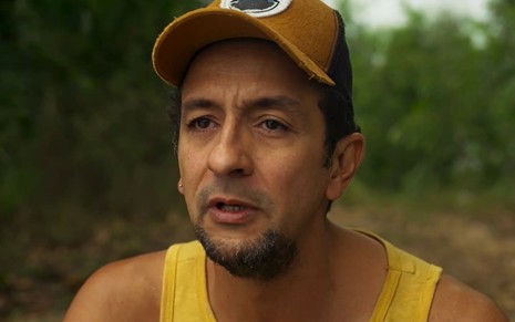 Irandhir Santos, caracterizado como José Lucas, tem a expressão angustiada em cena de Pantanal