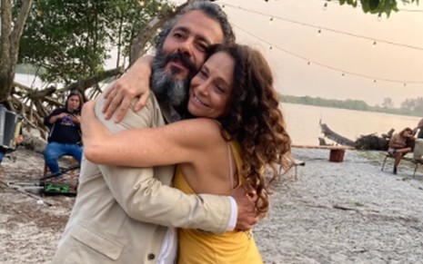 O ator Marcos Palmeira e a atriz Giovanna Gold abraçados durante gravação de cena de Pantanal