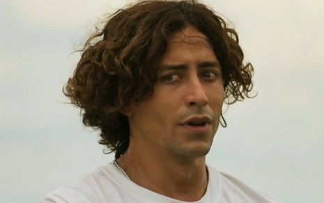 Jesuita Barbosa aparenta estar assustado em cena de Pantanal, novela das nove da Globo