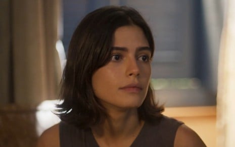 Guta (Julia Dalavia) tem expressão de descontentamento em cena de Pantanal, novela das nove da Globo